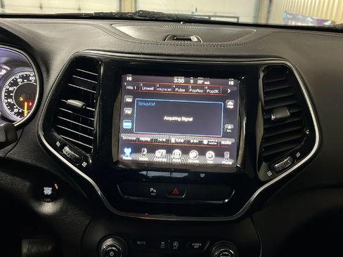 Used 2019 Jeep Cherokee Limited image 22