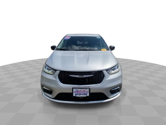 Used 2024 Chrysler Pacifica Touring-L FWD image 5