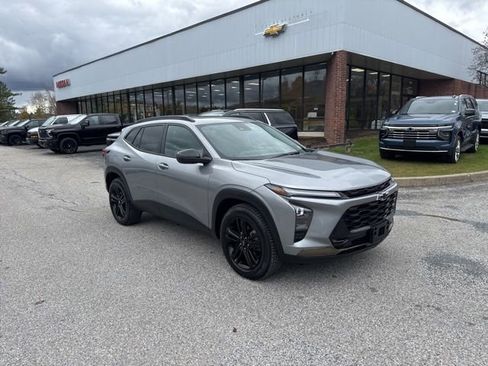 Used 2024 Chevrolet Trax ACTIV w/ Sunroof Package FWD image 2