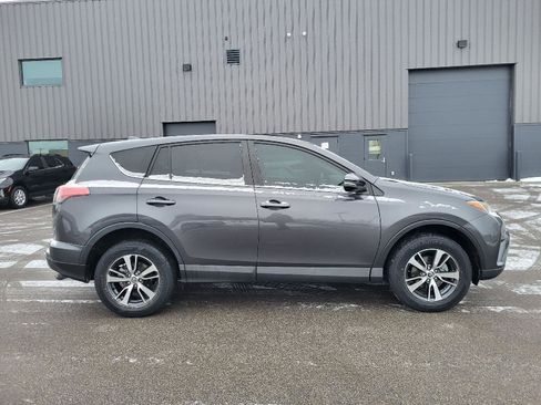 Used 2018 Toyota RAV4 XLE image 2