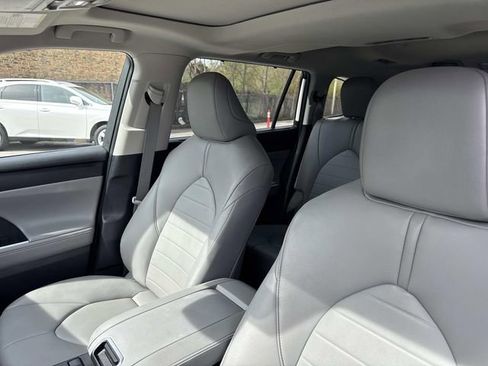 Used 2020 Toyota Highlander XLE AWD/4WD image 32