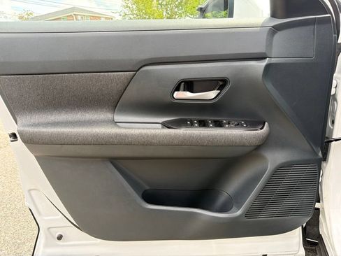 Used 2025 Nissan Kicks SV AWD/4WD image 14