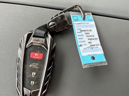 Used 2023 Toyota Highlander XLE image 42