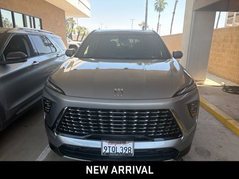 Used 2025 Buick Enclave Avenir FWD image 2