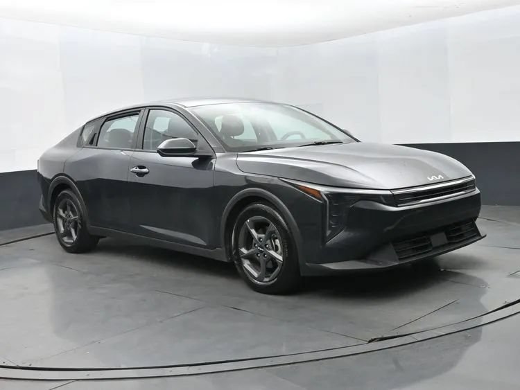 Used 2025 Kia K4 FWD image 2