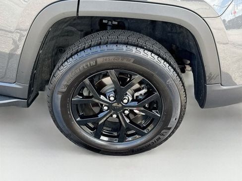 Used 2025 Jeep Grand Cherokee Altitude AWD/4WD image 26