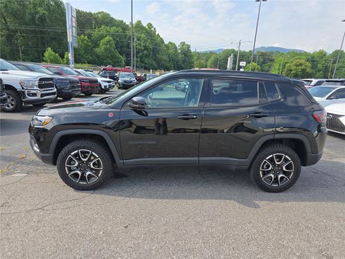 Used 2025 Jeep Compass Trailhawk w/ Trailhawk Elite Group AWD/4WD image 6