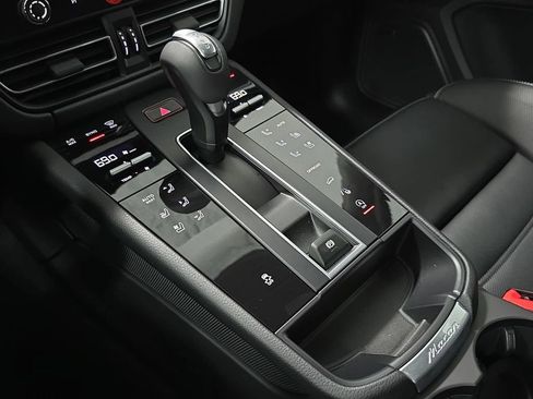 Certified 2025 Porsche Macan AWD/4WD image 20