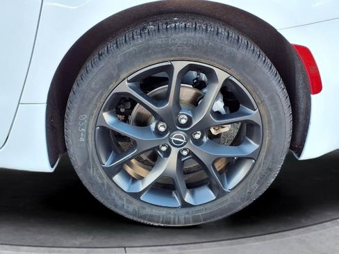 Used 2025 Chrysler Pacifica Limited image 19