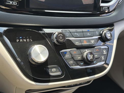 Used 2023 Chrysler Pacifica Touring-L FWD image 22