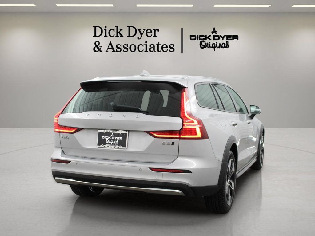 Used 2025 Volvo V60 B5 Cross Country Plus AWD/4WD image 11