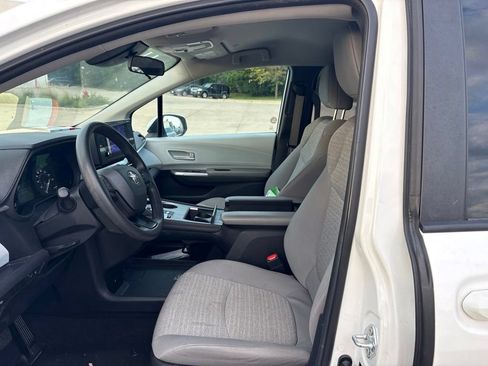 Used 2025 Toyota Sienna LE FWD image 12