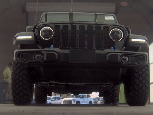 Used 2023 Jeep Wrangler Unlimited w/ Dual Top Group AWD/4WD image 4
