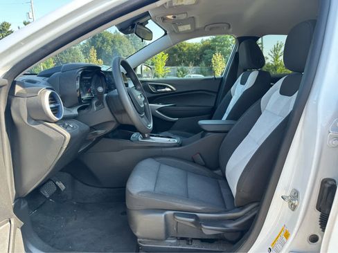 Used 2024 Chevrolet Trax LS w/ LS Convenience Package FWD image 9