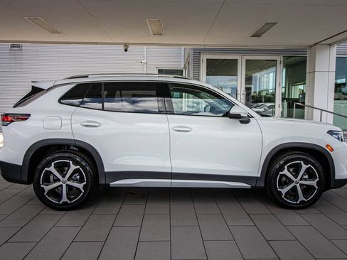 New 2026 Volkswagen Tiguan SE FWD image 3