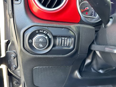 Used 2022 Jeep Gladiator Rubicon w/ Cold Weather Group AWD/4WD image 25