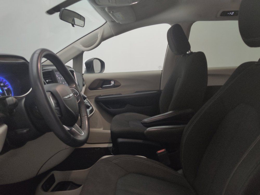 Used 2022 Chrysler Voyager LX FWD image 17