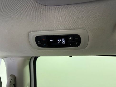 Used 2024 Chrysler Pacifica Touring-L image 26