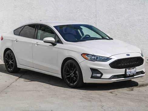 Used 2020 Ford Fusion SE w/ Equipment Group 151A FWD image 3