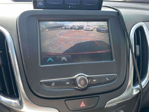 Used 2018 Chevrolet Equinox LT FWD image 19