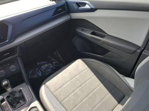 Certified 2022 Volkswagen Taos SE FWD image 15