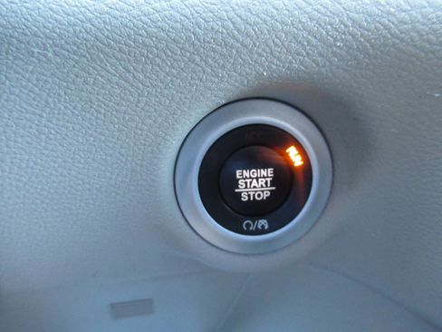 Used 2020 Chrysler Voyager LX image 24