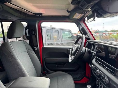 Used 2025 Jeep Wrangler Unlimited Sahara AWD/4WD image 11