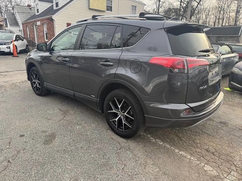 Used 2018 Toyota RAV4 SE image 7