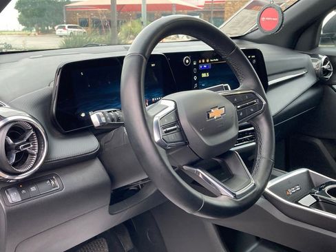 Used 2025 Chevrolet Equinox LT w/ Convenience Package II FWD image 9