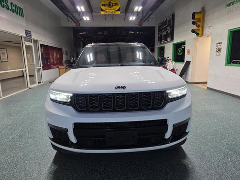 Used 2023 Jeep Grand Cherokee L Summit w/ High Altitude Package AWD/4WD image 3
