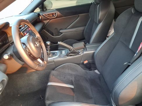 Used 2025 Toyota GR86 Premium w/ ALL Weather Mat Package (TMS) RWD image 9