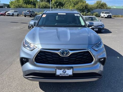 Used 2024 Toyota Highlander Platinum AWD/4WD image 2