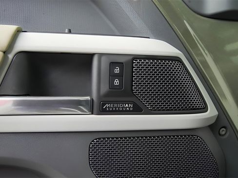 Used 2023 Land Rover Defender 110 X-Dynamic SE image 21