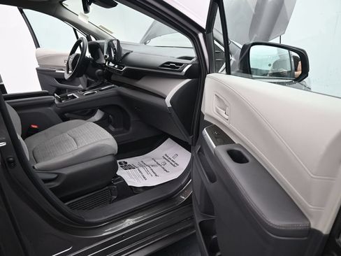 Used 2022 Toyota Sienna LE w/ LE Plus Package FWD image 23