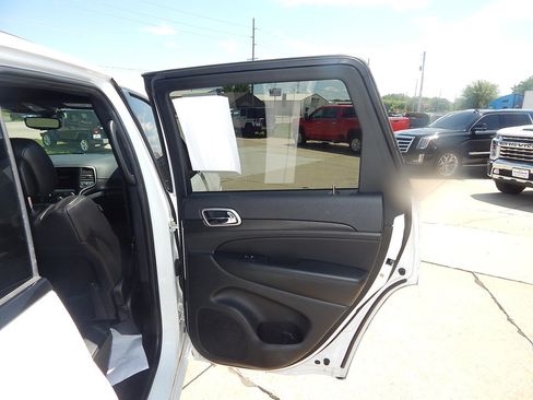 Used 2018 Jeep Grand Cherokee Altitude image 16