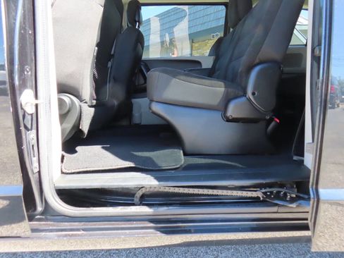 Used 2019 Dodge Grand Caravan SE FWD image 13