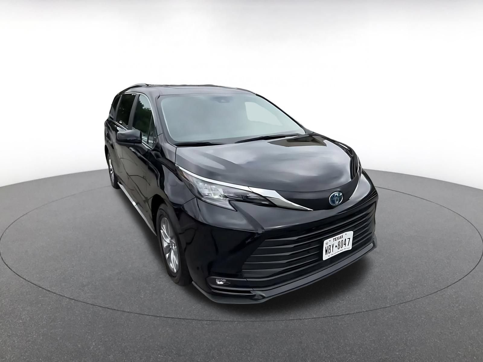 Used 2025 Toyota Sienna XLE FWD image 3