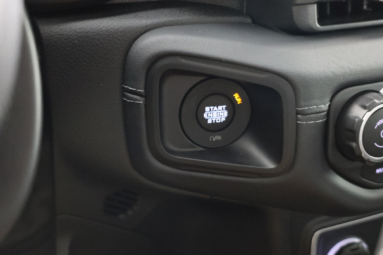 Used 2025 Jeep Gladiator Mojave w/ Convenience Group AWD/4WD image 19