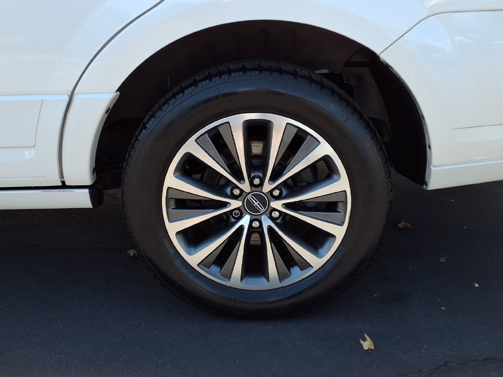 Used 2015 Lincoln Navigator 2WD image 4