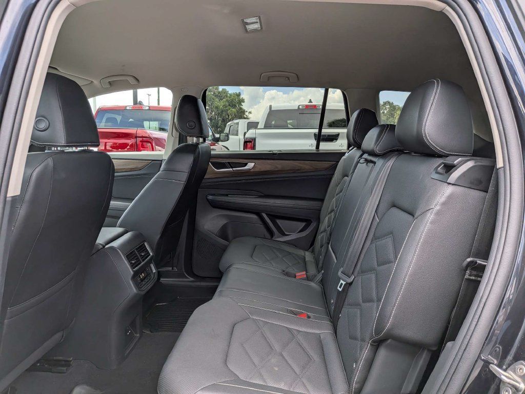 Used 2025 Volkswagen Atlas SE FWD image 13