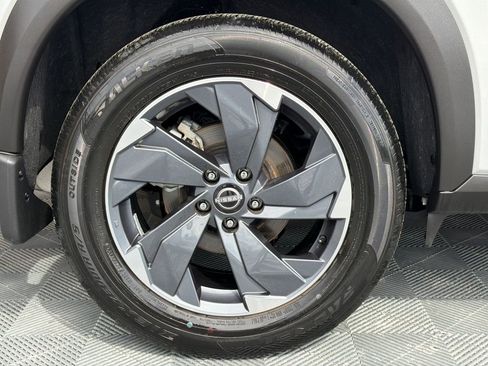 Used 2024 Nissan Rogue SV w/ SV Premium Package image 18