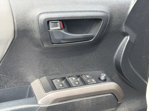 Used 2022 Toyota Tacoma SR5 AWD/4WD image 18