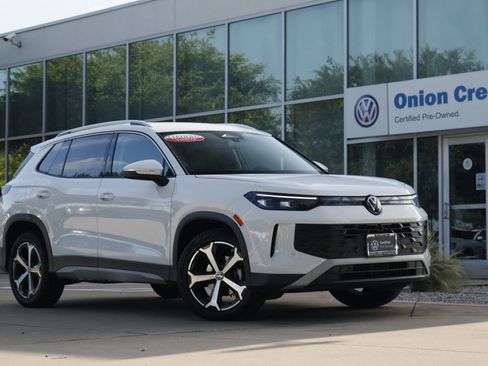 Certified 2025 Volkswagen Tiguan SE FWD image 1