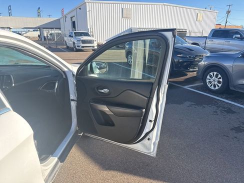 Used 2019 Jeep Cherokee Limited w/ Technology Group image 12