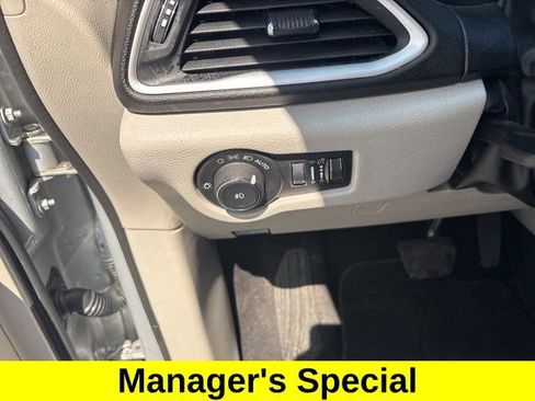 Used 2024 Chrysler Pacifica Touring-L FWD image 19