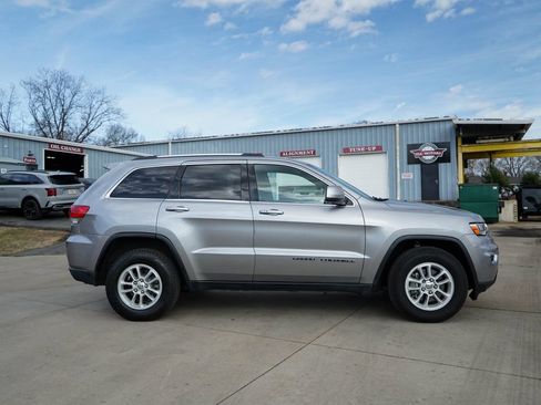 Used 2018 Jeep Grand Cherokee Laredo image 3