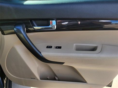 Used 2012 Kia Sorento EX w/ EX V6 Premium Pkg image 6
