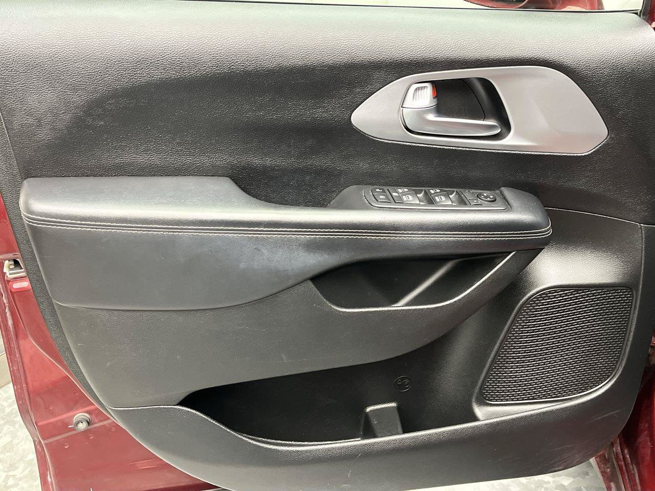 Used 2018 Chrysler Pacifica Touring-L Plus FWD image 7