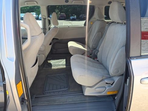 Used 2012 Toyota Sienna LE w/ Towing Pkg FWD image 12