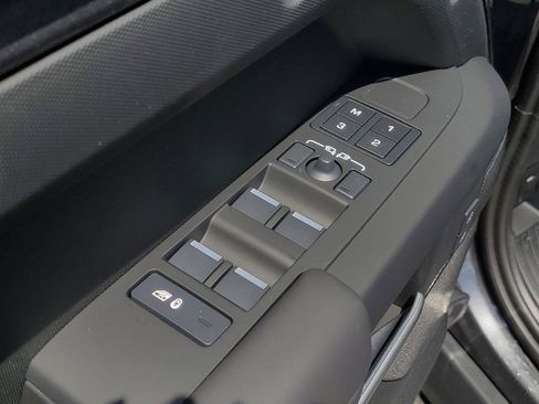 Used 2025 Land Rover Defender 130 X-Dynamic SE image 12